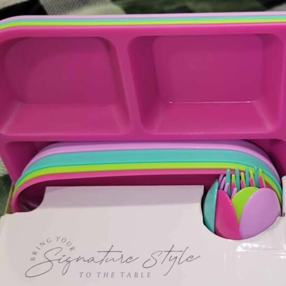 BRAND NEW KIDS 24 PCS DINNERWARE SET 4 SETTINGS picnic camping plastic - Picture 3 of 5